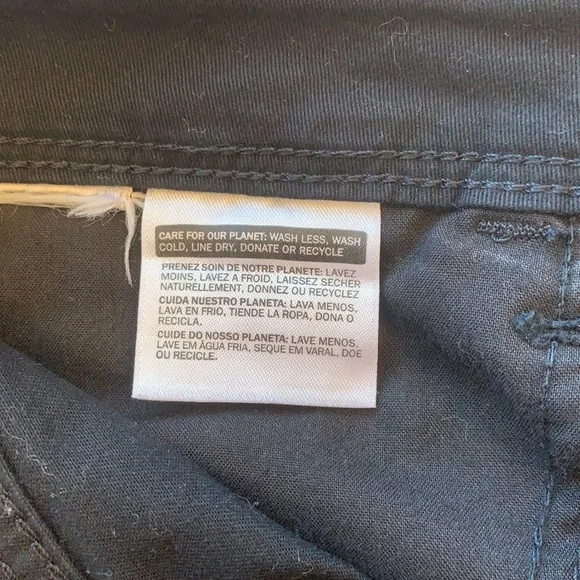 Levi’s Black High Rise Short • Sz 5 - Picture 6 of 10